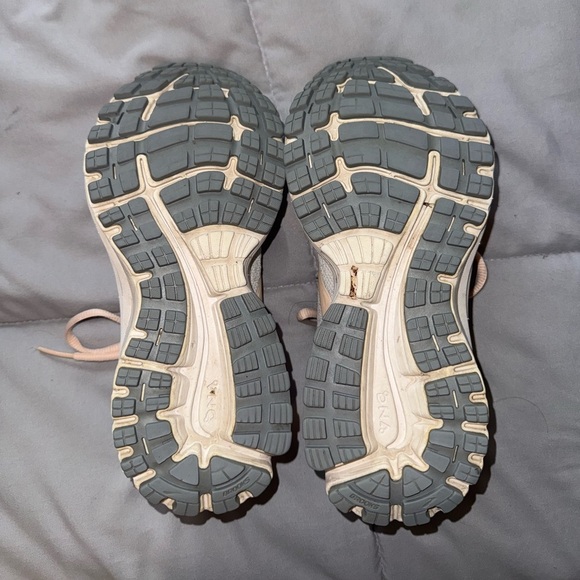 Brooks Athletic Shoes in Light Grey and Light Pink Size 6 - Picture 4 of 4